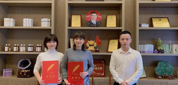 恭喜湖南长沙岳麓区丁氏姐妹成功签约翌芙莱加盟店。